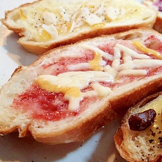 苺ジャムとチーズとレモンのフランスパン